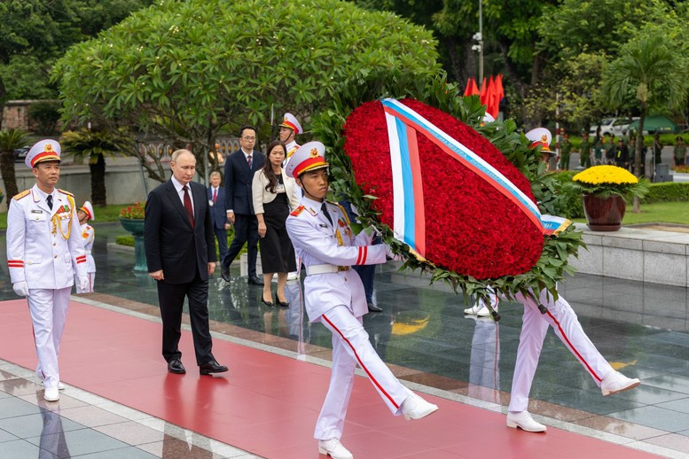 Tổng thống Nga Vladimir Putin vào Lăng viếng Chủ tịch Hồ Chí Minh- Ảnh 5.