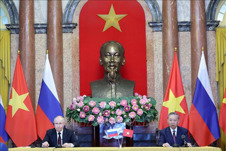 Chủ tịch nước Tô Lâm và Tổng thống Vladimir Putin gặp gỡ báo chí- Ảnh 1.