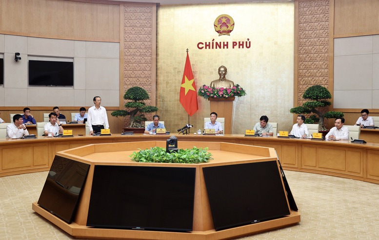 Phó Thủ tướng Lê Thành Long chủ trì cuộc họp về công tác chuẩn bị, tổ chức Kỳ thi tốt nghiệp THPT 2024- Ảnh 1.