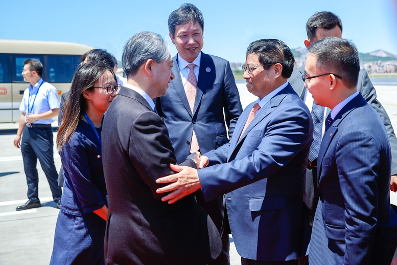 Thủ tướng Phạm Minh Chính tới Đại Liên, bắt đầu tham dự Hội nghị WEF và làm việc tại Trung Quốc- Ảnh 2.