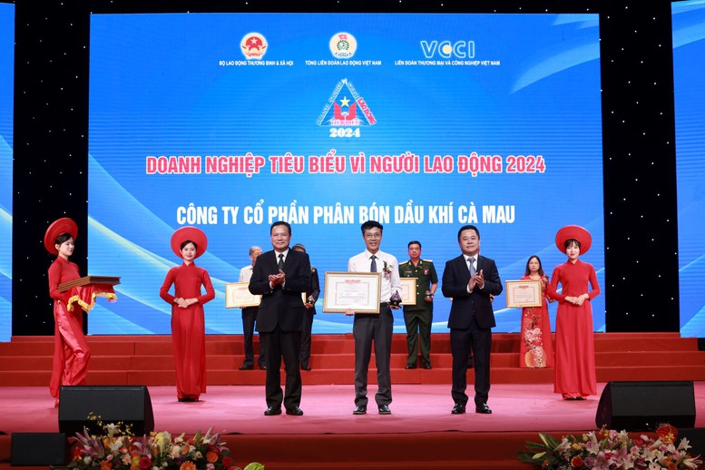 Phân bón Cà Mau thuộc top 10 'Doanh nghiệp tiêu biểu vì người lao động' năm 2024- Ảnh 1.