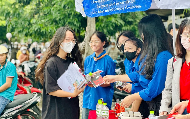 Áo xanh tình nguyện tiếp sức sĩ tử 'vượt vũ môn'