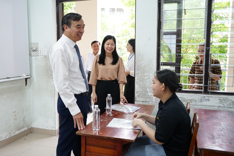 Hơn 13.000 thí sinh Đà Nẵng bước vào ngày thi đầu tiên của kỳ thi tốt nghiệp THPT- Ảnh 1.