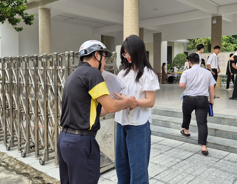 Hơn 13.000 thí sinh Đà Nẵng bước vào ngày thi đầu tiên của kỳ thi tốt nghiệp THPT- Ảnh 4.