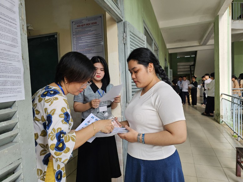 Hơn 13.000 thí sinh Đà Nẵng bước vào ngày thi đầu tiên của kỳ thi tốt nghiệp THPT- Ảnh 6.