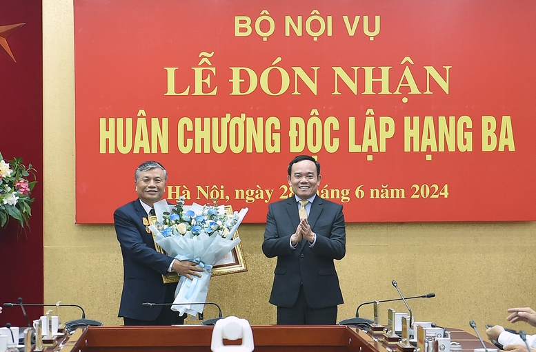 Trao tặng Huân chương Độc lập hạng Ba cho Thứ trưởng Bộ Nội vụ Nguyễn Trọng Thừa- Ảnh 1.