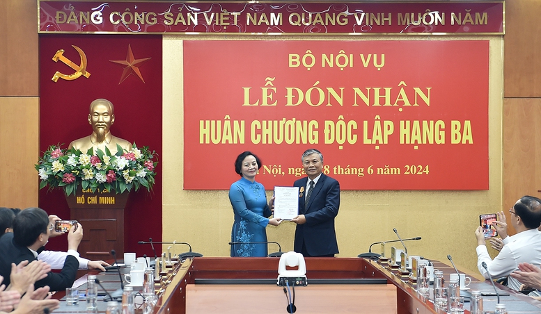 Trao tặng Huân chương Độc lập hạng Ba cho Thứ trưởng Bộ Nội vụ Nguyễn Trọng Thừa- Ảnh 2.