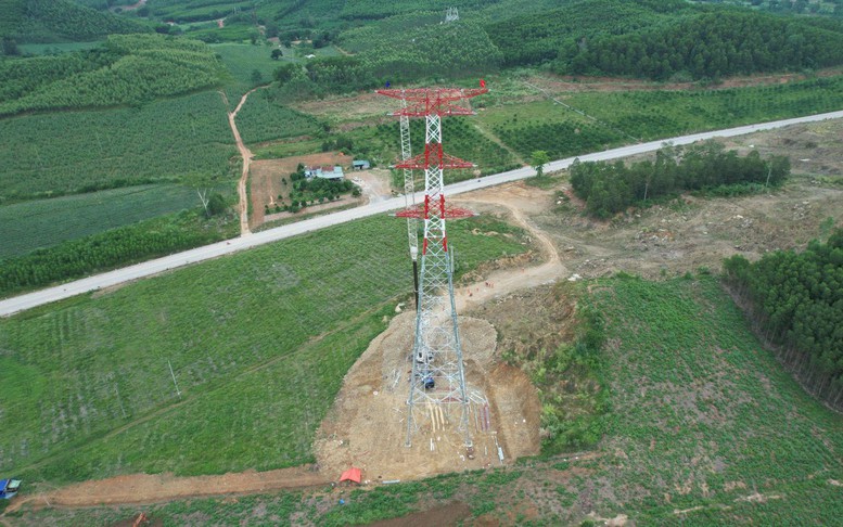 Đội xung kích EVNHCMC hoàn thành công tác lắp, dựng cột đầu tiên đường dây 500 kV mạch 3