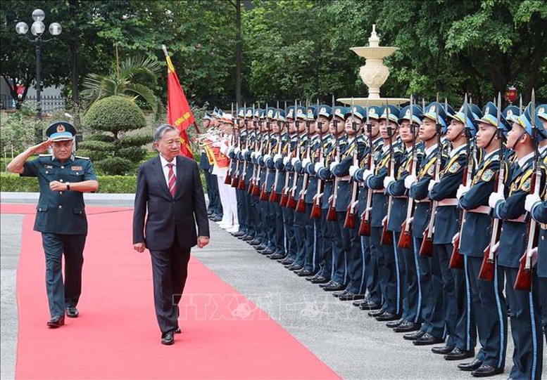 Chủ tịch nước Tô Lâm thăm và làm việc tại Quân chủng Phòng không - Không quân- Ảnh 1.