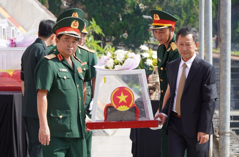 Kon Tum truy điệu, an táng 15 liệt sĩ hy sinh tại Lào và Campuchia- Ảnh 1.