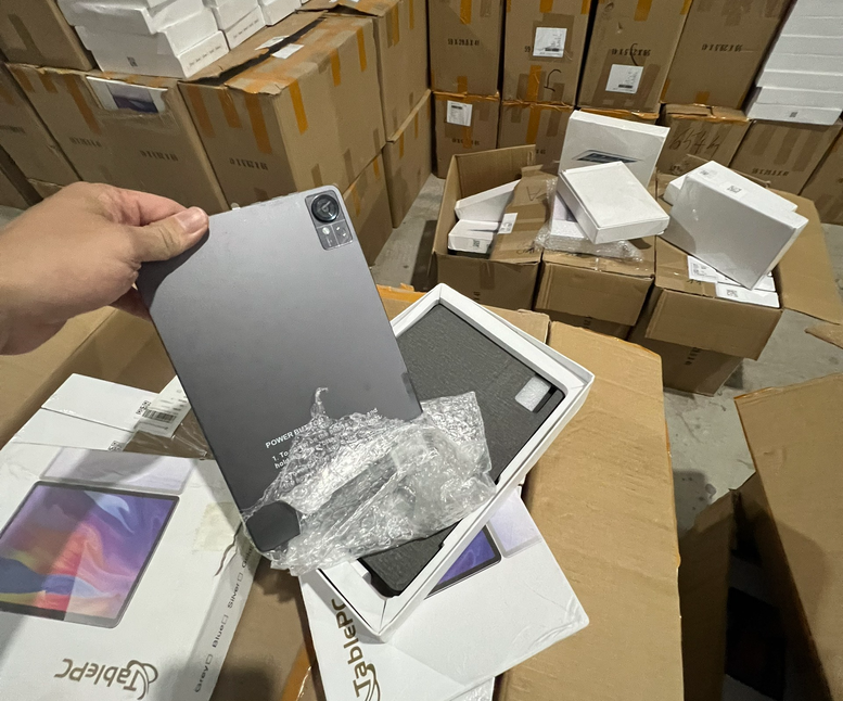 Hà Nội: Phát hiện kho iPhone, iPad 'khủng' không rõ nguồn gốc
- Ảnh 2.