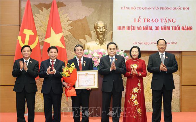 Chủ tịch Quốc hội Trần Thanh Mẫn dự Lễ trao huy hiệu 40 năm, 30 năm tuổi Đảng