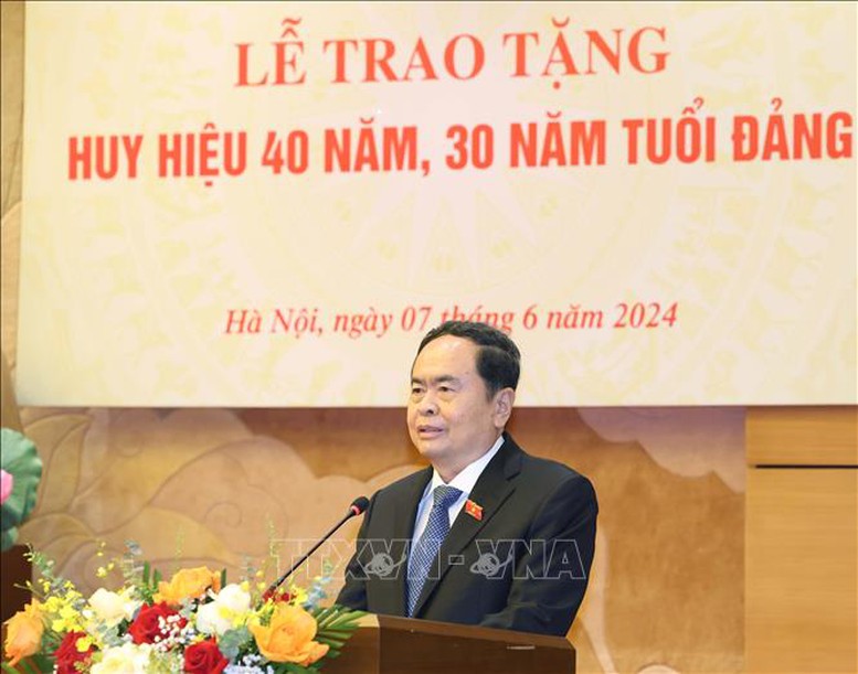 Chủ tịch Quốc hội Trần Thanh Mẫn dự Lễ trao huy hiệu 40 năm, 30 năm tuổi Đảng- Ảnh 1.