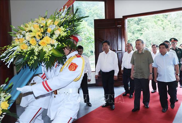 Chủ tịch nước Tô Lâm dâng hương tại Đền thờ Đại tướng Võ Nguyên Giáp- Ảnh 1.