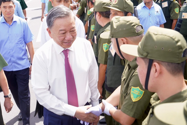Chủ tịch nước dự lễ ra mắt lực lượng tham gia bảo vệ ANTT cơ sở tại TPHCM- Ảnh 3.