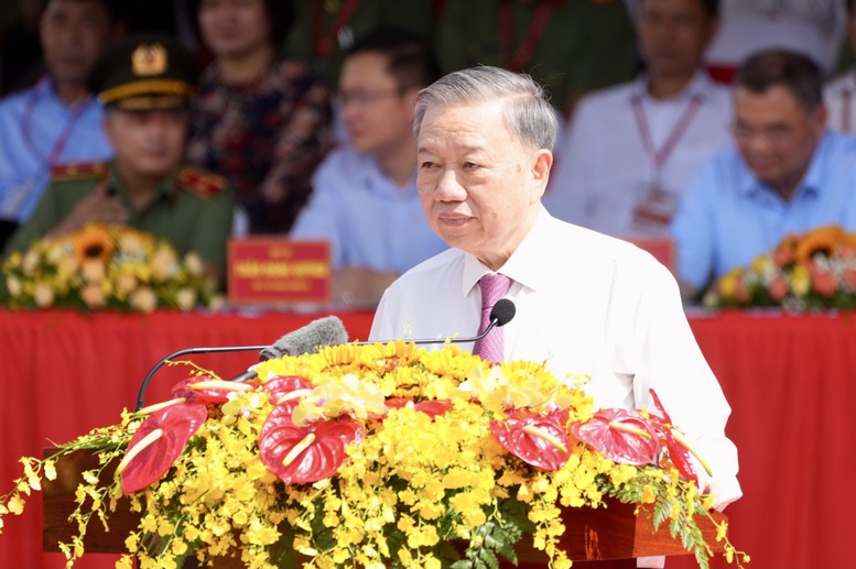 Chủ tịch nước dự lễ ra mắt lực lượng tham gia bảo vệ ANTT cơ sở tại TPHCM- Ảnh 1. Chủ tịch nước dự lễ ra mắt lực lượng tham gia bảo vệ ANTT cơ sở tại TPHCM- Ảnh 1.
