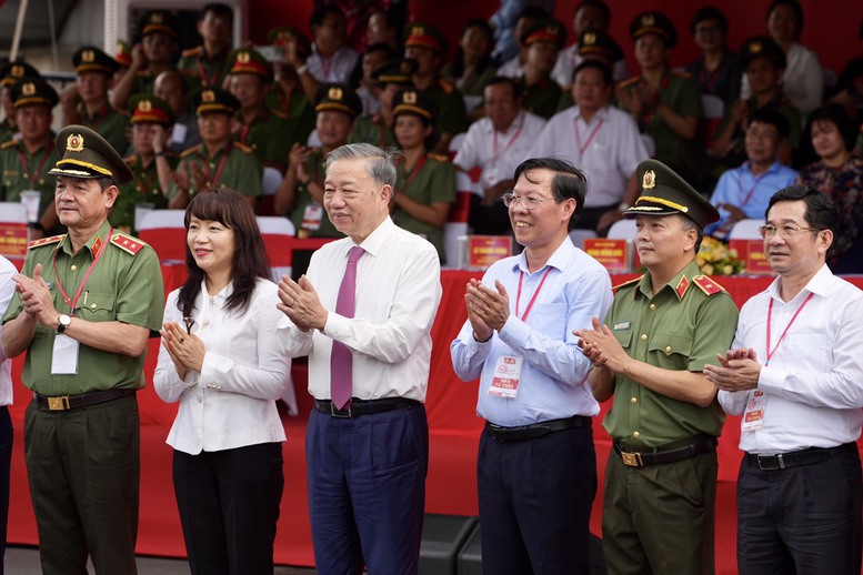 Chủ tịch nước dự lễ ra mắt lực lượng tham gia bảo vệ ANTT cơ sở tại TPHCM- Ảnh 2. Chủ tịch nước dự lễ ra mắt lực lượng tham gia bảo vệ ANTT cơ sở tại TPHCM- Ảnh 2.