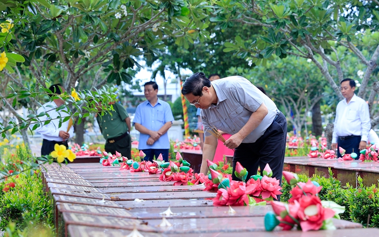 Thủ tướng dâng hương tưởng nhớ Chủ tịch Hồ Chí Minh và các anh hùng, liệt sĩ