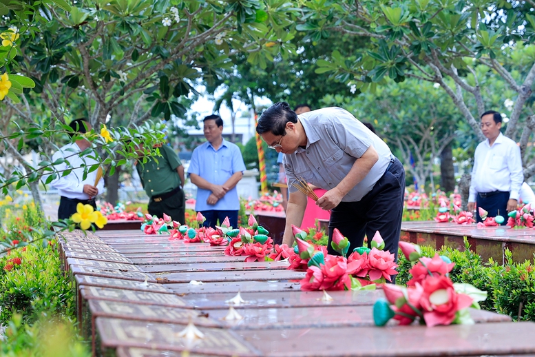 Thủ tướng dâng hương tưởng nhớ Chủ tịch Hồ Chí Minh và các anh hùng, liệt sĩ- Ảnh 3.