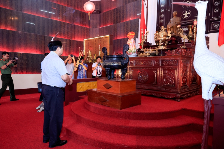 Thủ tướng dâng hương tưởng nhớ Chủ tịch Hồ Chí Minh và các anh hùng, liệt sĩ- Ảnh 2.