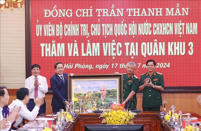 Chủ tịch Quốc hội thăm và làm việc tại Bộ Tư lệnh Quân khu 3