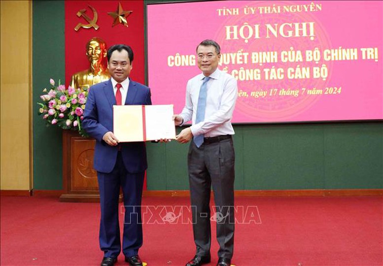 Trao Quyết định chuẩn y ông Trịnh Việt Hùng giữ chức Bí thư Tỉnh ủy Thái Nguyên- Ảnh 1.