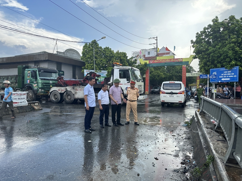 Uỷ ban ATGT Quốc gia thông tin vụ tai nạn nghiêm trọng tại Hà Nội
- Ảnh 1.