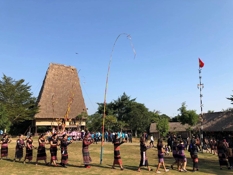 Hỗ trợ chi phí sinh hoạt cho đồng bào các dân tộc ở Làng Văn hóa - Du lịch các dân tộc Việt Nam- Ảnh 1.