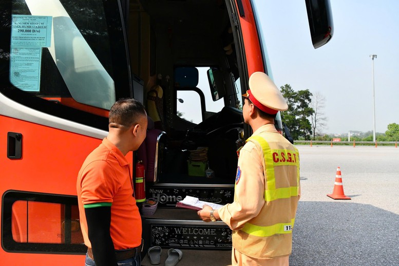 Ghi hình 'phạt nguội', hàng trăm xe vi phạm trên các tuyến cao tốc- Ảnh 1.