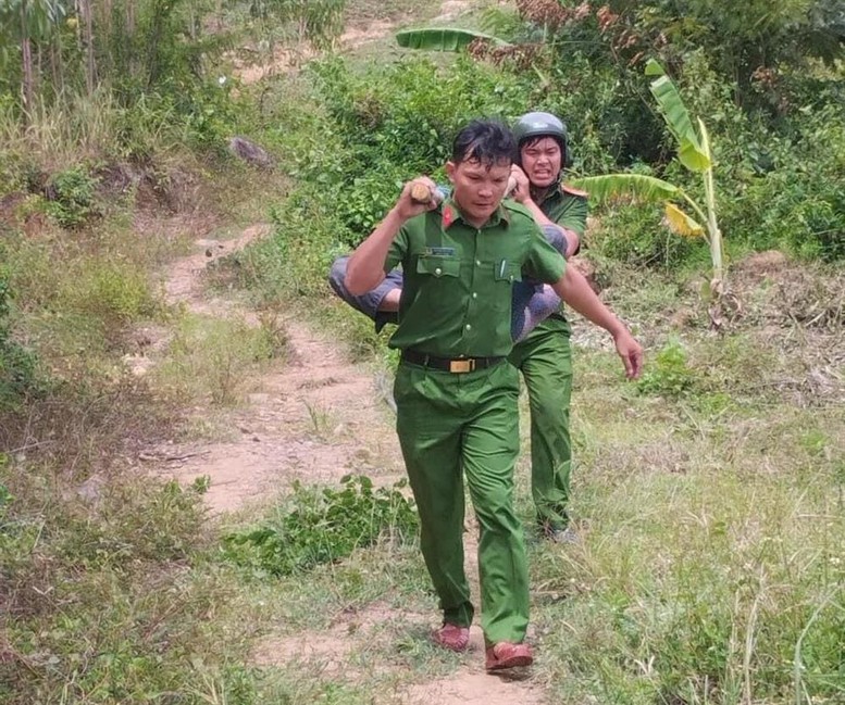 Lãnh đạo Bộ Công an biểu dương hành động tận tụy cứu giúp nhân dân trong tình huống nguy hiểm- Ảnh 1.