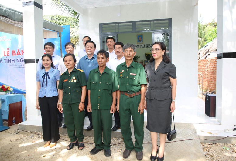 Tập đoàn Hùng Nhơn trao tặng nhà tình nghĩa cho các gia đình chính sách, người có công tỉnh Tây Ninh- Ảnh 2.