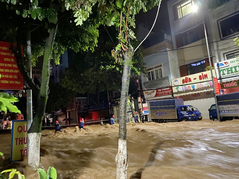 Mưa lũ lớn gây sạt lở, ngập úng, Sơn La huy động lực lượng đảm bảo an toàn cho người dân - Ảnh 1.