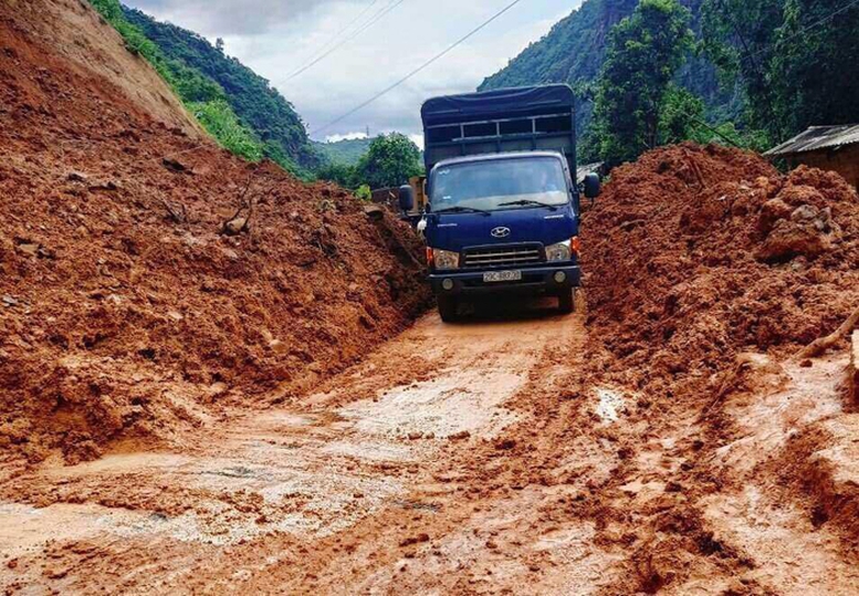 Mưa lũ lớn gây sạt lở, ngập úng, Sơn La huy động lực lượng đảm bảo an toàn cho người dân - Ảnh 2.