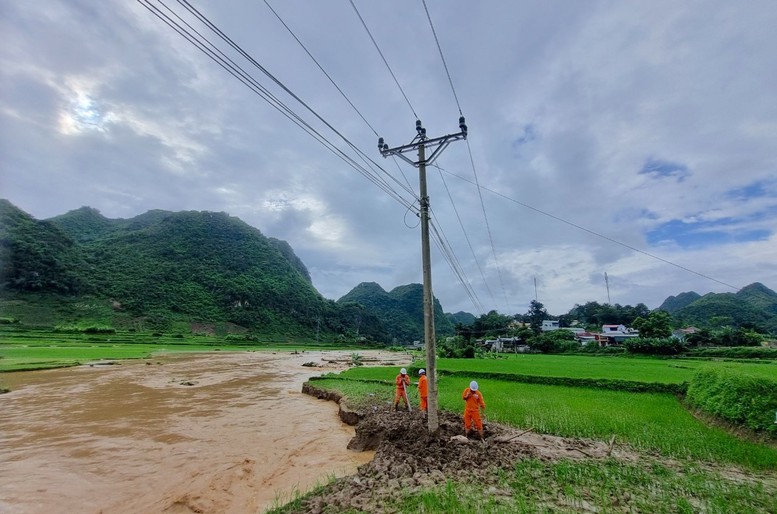 Sơn La cấp điện trở lại cho 15.000 khách hàng bị ảnh hưởng bởi mưa lũ- Ảnh 1.