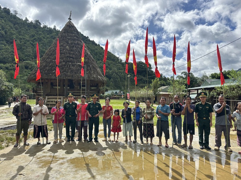 Đồng bào biên giới, ngư dân treo cờ rủ tưởng nhớ Tổng Bí thư Nguyễn Phú Trọng- Ảnh 1.