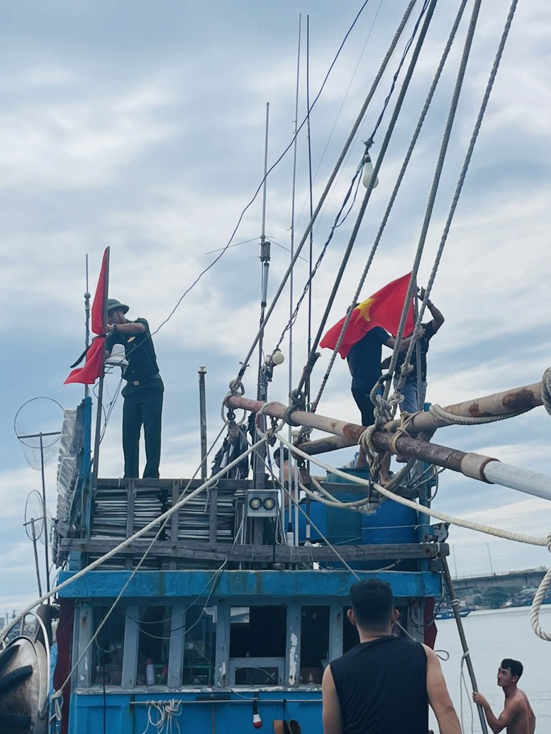 Đồng bào biên giới, ngư dân treo cờ rủ tưởng nhớ Tổng Bí thư Nguyễn Phú Trọng- Ảnh 8.