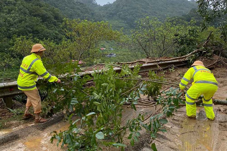 Lực lượng công an tập trung khắc phục hậu quả mưa lũ- Ảnh 1.