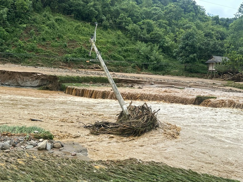 Điện Biên khẩn trương khắc phục sự cố lưới điện sau mưa lũ- Ảnh 1.