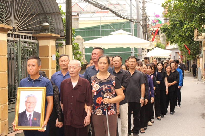 Hình ảnh người dân nghẹn ngào tiễn biệt Tổng Bí thư Nguyễn Phú Trọng- Ảnh 16.