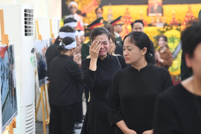 Hình ảnh người dân nghẹn ngào tiễn biệt Tổng Bí thư Nguyễn Phú Trọng- Ảnh 19.