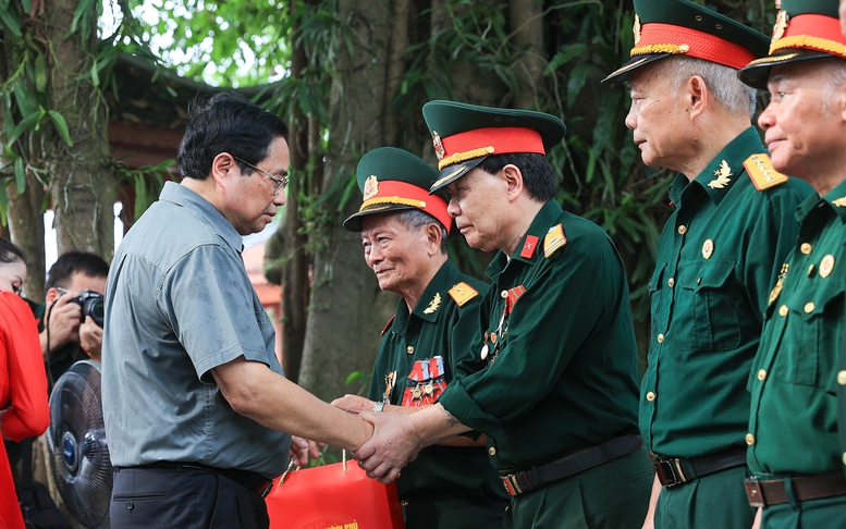 Thủ tướng tưởng niệm các Anh hùng liệt sĩ và tặng quà gia đình chính sách tại Thái Nguyên