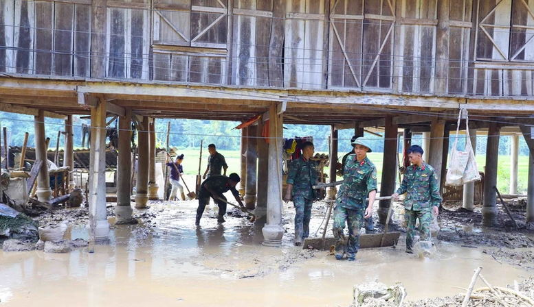 Điện Biên: Tập trung tìm kiếm 5 nạn nhân mất tích sau lũ quét, sạt lở đất- Ảnh 1.