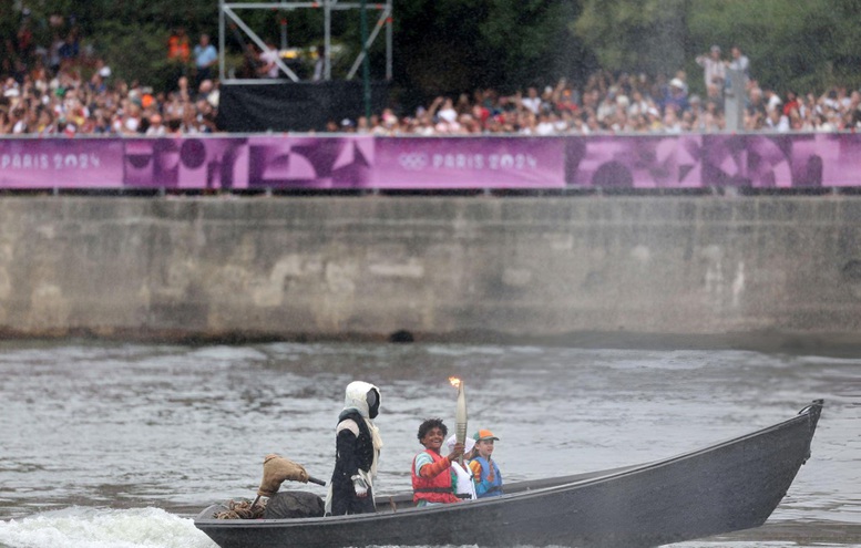 VIDEO: Độc đáo, ấn tượng lễ khai mạc Olympic Paris 2024- Ảnh 6.