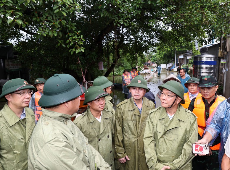 Phó Thủ tướng Lê Thành Long thăm người dân vùng "rốn lũ" của Hà Nội- Ảnh 2.