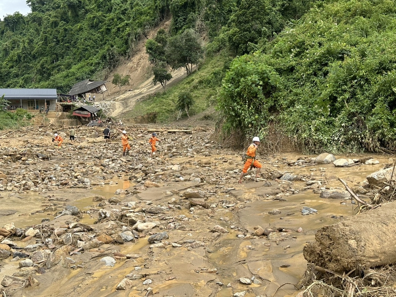 Ngành điện miền Bắc dồn lực khắc phục sự cố lưới điện sau mưa lũ- Ảnh 2.