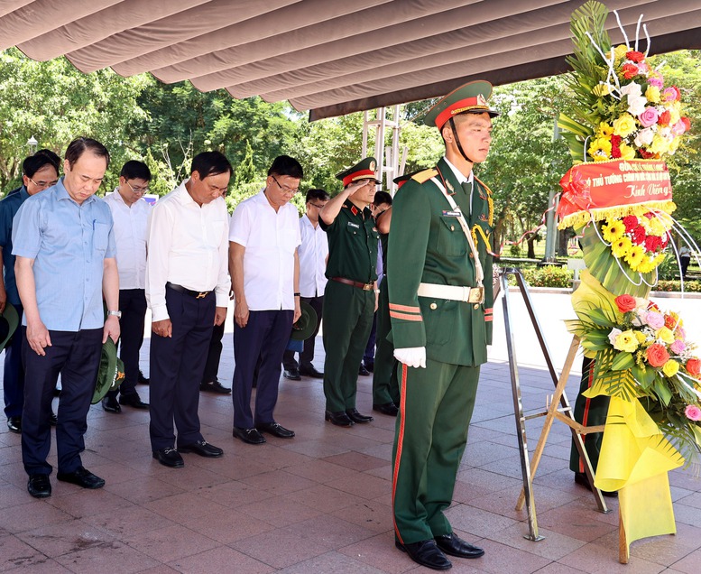 Phó Thủ tướng Lê Thành Long tri ân các Anh hùng liệt sĩ và các gia đình chính sách tại Quảng Trị- Ảnh 1.