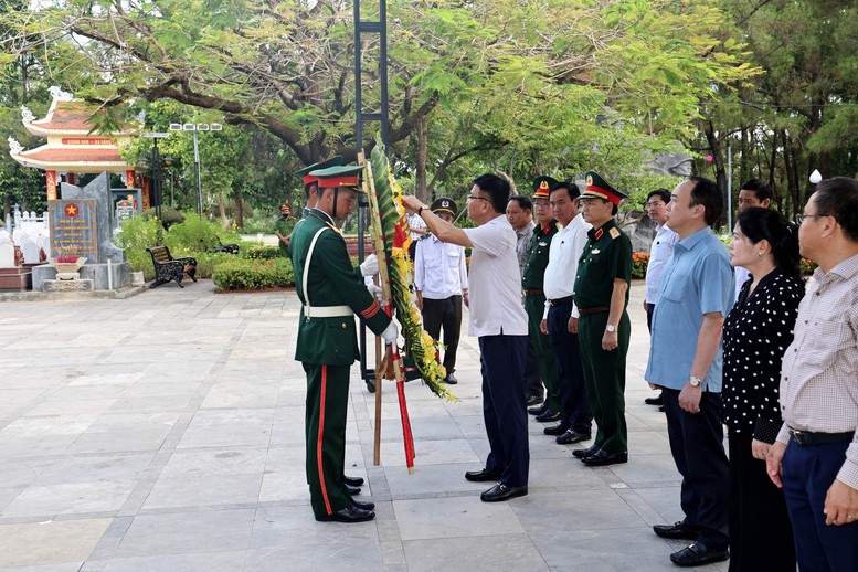 Phó Thủ tướng Lê Thành Long tri ân các Anh hùng liệt sĩ và các gia đình chính sách tại Quảng Trị- Ảnh 3.