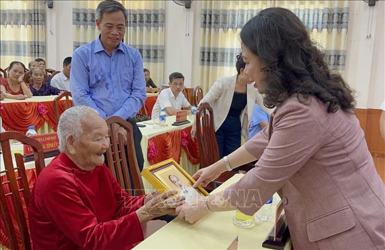 Phó Chủ tịch nước thăm, tặng quà Mẹ Việt Nam anh hùng và người có công tại Quảng Trị- Ảnh 1.