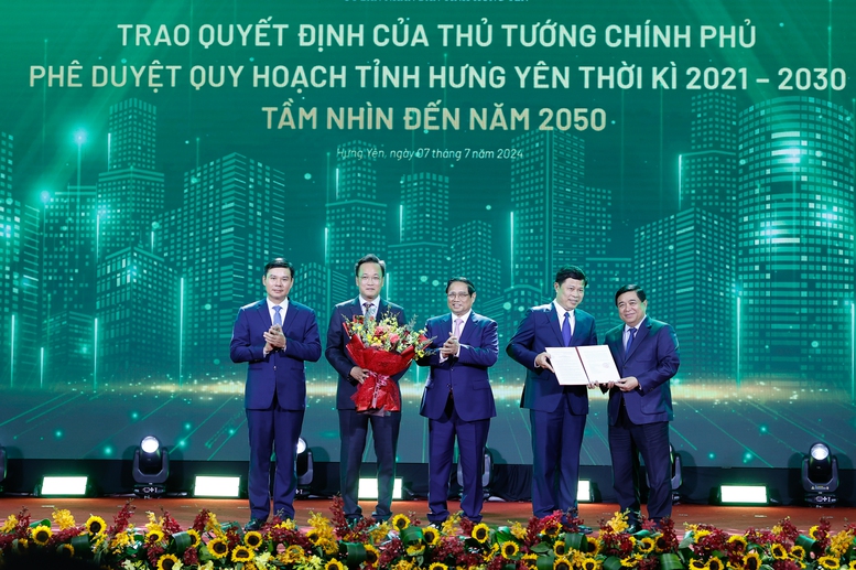 Thủ tướng kỳ vọng Hưng Yên phát triển vào nhóm dẫn đầu cả nước, góp phần làm nên 'kỳ tích sông Hồng'- Ảnh 3. Thủ tướng kỳ vọng Hưng Yên phát triển vào nhóm dẫn đầu cả nước, góp phần làm nên 'kỳ tích sông Hồng'- Ảnh 3.
