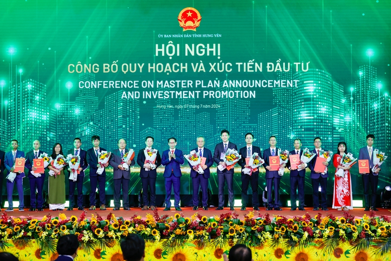 Thủ tướng kỳ vọng Hưng Yên phát triển vào nhóm dẫn đầu cả nước, góp phần làm nên 'kỳ tích sông Hồng'- Ảnh 4. Thủ tướng kỳ vọng Hưng Yên phát triển vào nhóm dẫn đầu cả nước, góp phần làm nên 'kỳ tích sông Hồng'- Ảnh 4.